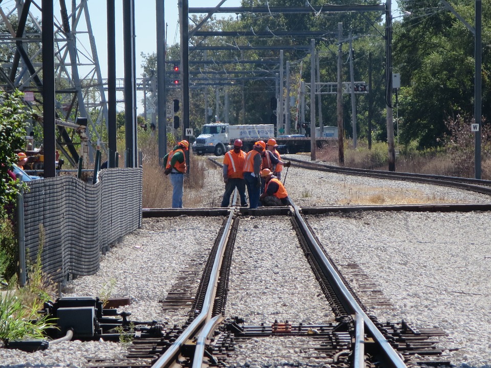 railroad-workers-185543_960_720.jpg